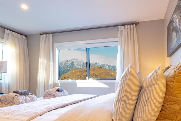 Dormitorio en planta baja con calefacción/aire acondicionado propio y vistas a la montaña. La cama tamaño king hecha de suave lana de Nueva Zelanda es cálida y cómoda y está adornada con sábanas de algodón orgánico.