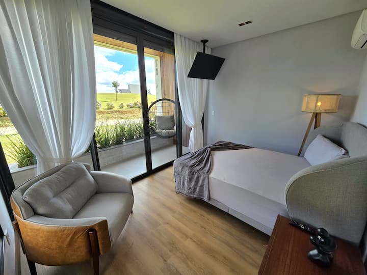 Master Suite yenye mwonekano wa machweo na roshani ya kujitegemea yenye kutikisa 
Kitanda 1 cha watu wawili + godoro 1 la mtu mmoja 
Mashuka na taulo zimejumuishwa