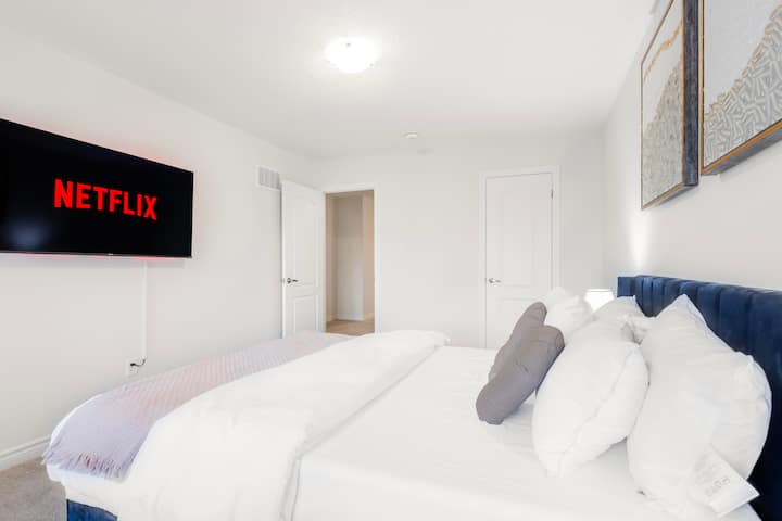 Удобна спална соба со брачен кревет (широк 150 – 179 см), паметен телевизор и мека постелнина за удобност и мир.