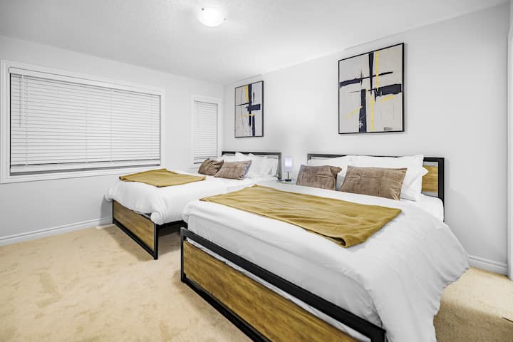 Светла и пространа спална соба со удобен брачен кревет (широк 150 – 179 см), пријатни детали и меко осветлување за мирен сон.