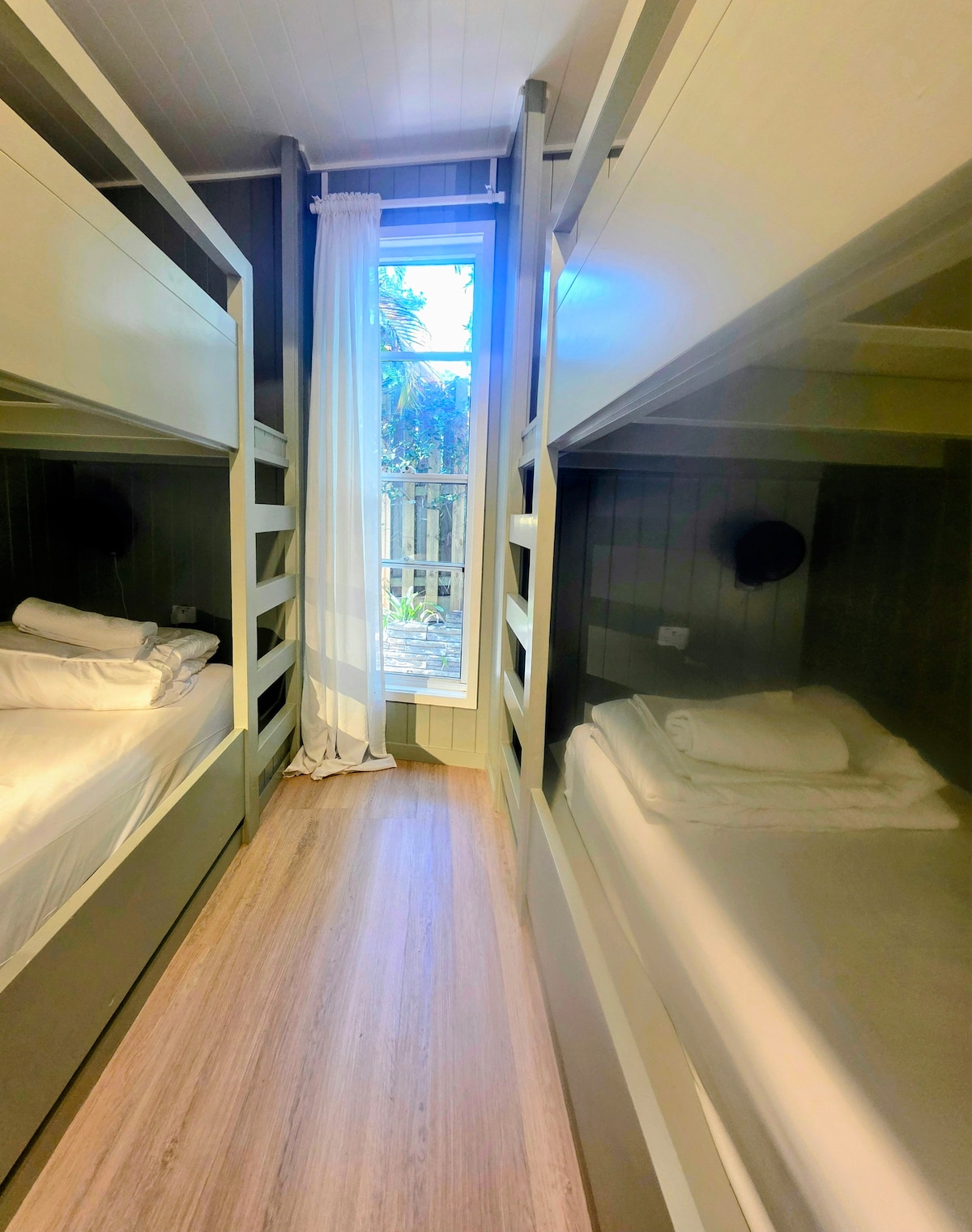 The Bunker
Vlastné drevené poschodové lôžka s individuálnymi ventilátormi, svetlami a USB portami. Hravé, štýlové a ideálne pre deti.