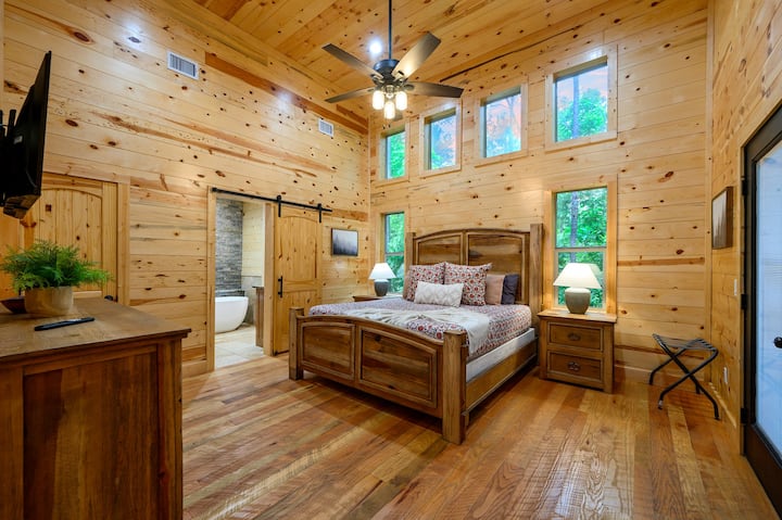 Дрвената колиба е чиста во удобен стил.