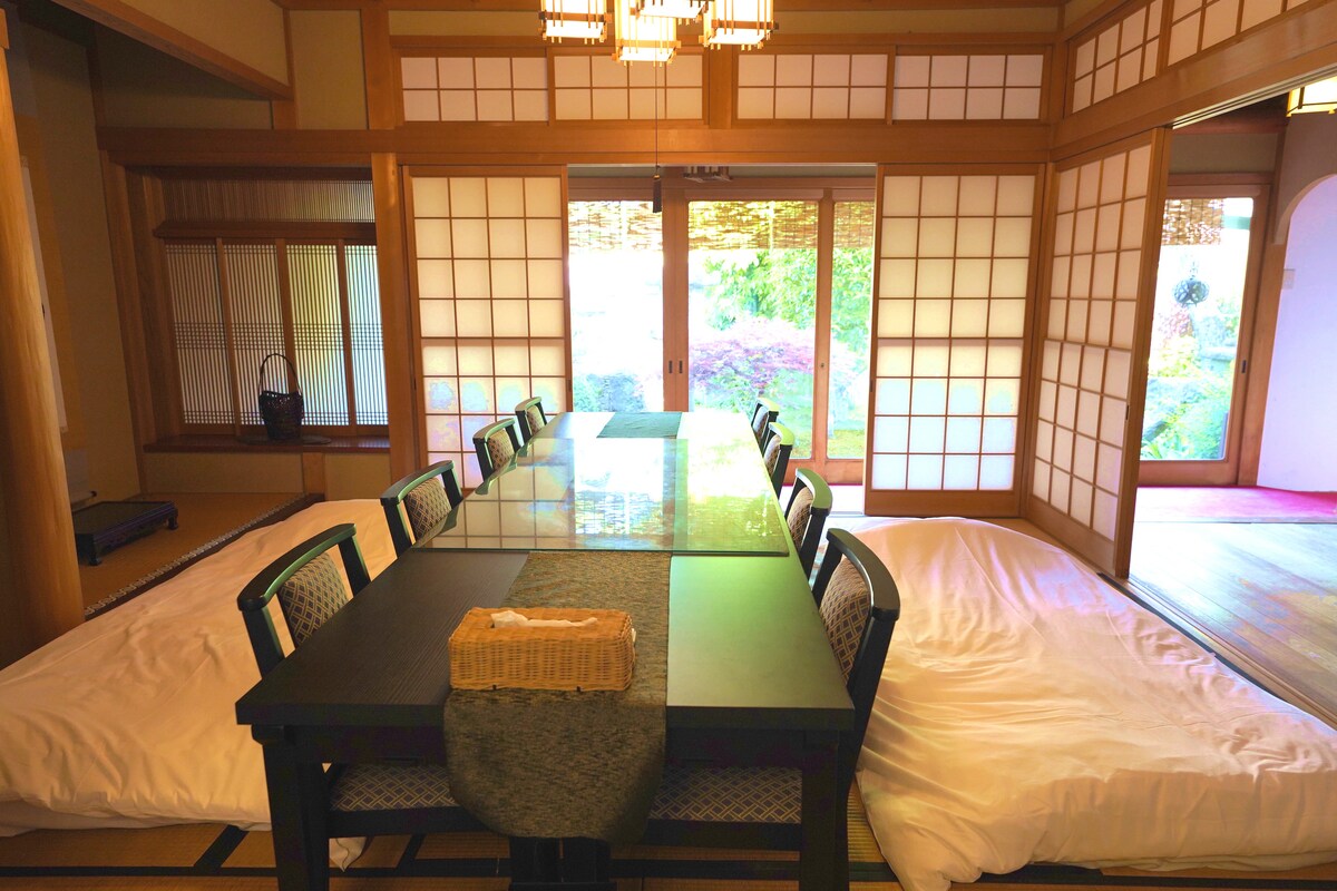 Dos futones en un comedor de estilo japonés