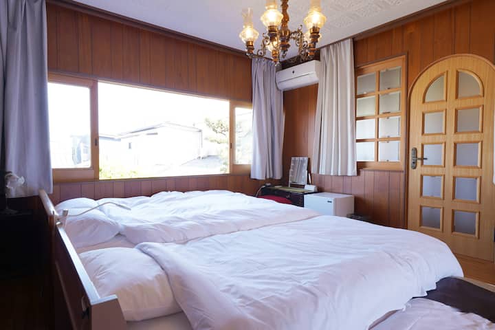 1 krevat dopio, 1 krevat tek dhe 1 futon.