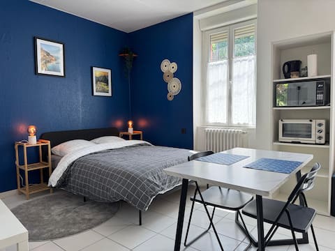 Annonce Airbnb populaire: Bright 1a studio with shared garden à Breil Barberie