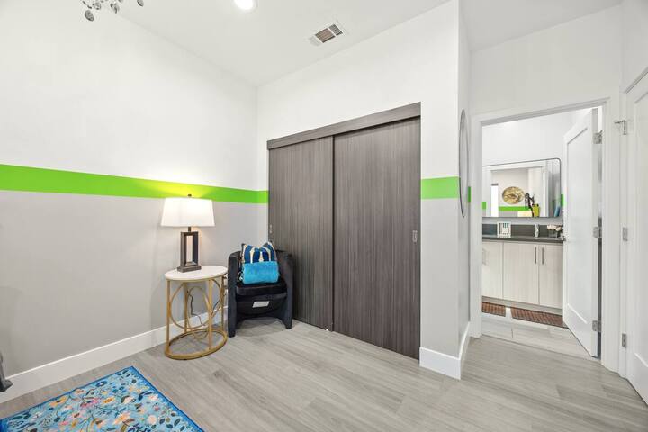 E. 2 Luxe NoHo Homes: Sleeps 26, 2 HotTubs, w/Park gallery image 5