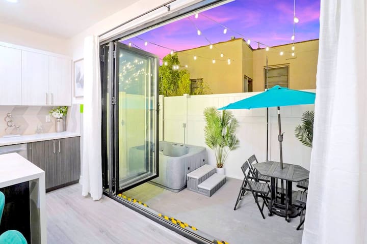 E. 2 Luxe NoHo Homes: Sleeps 26, 2 HotTubs, w/Park gallery image 2