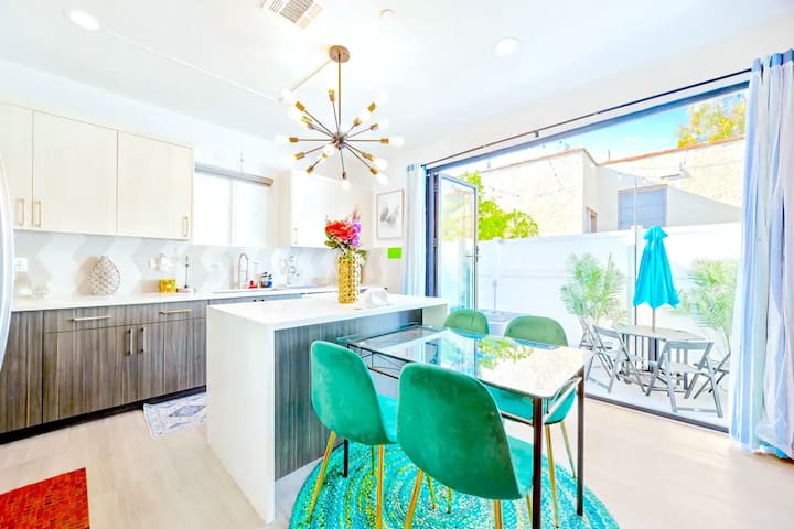 2 Luxe NoHo Pads Sleeps 26 w/HotTub Near Universal