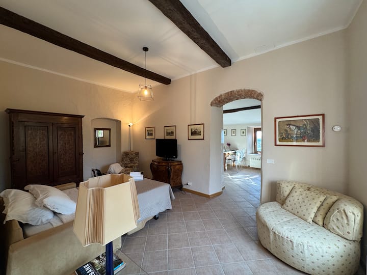 La sala de estar conecta la cocina y el dormitorio.