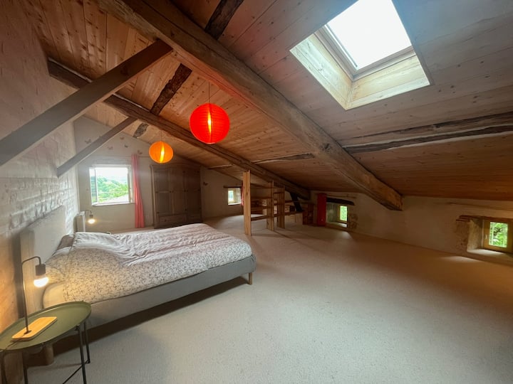 Bračni krevet na gornjem katu sa zajedničkom kupaonicom na tom katu