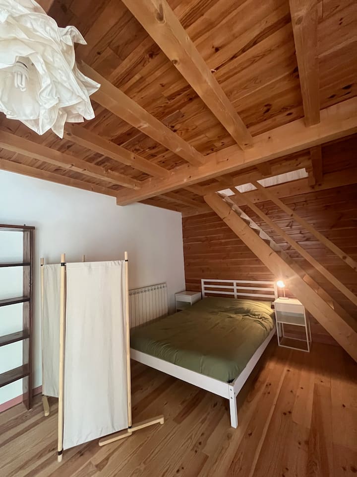 Spavaća soba s bračnim krevetom i krevetom na kat s 2 mala jednostruka kreveta, prazan pod za inventar svijeta 