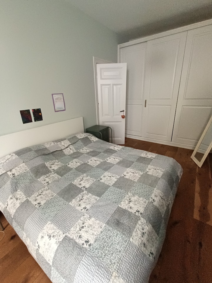 Makuuhuoneen 1 sänky on 180 x 200 cm. Kaappitilaa on paljon.