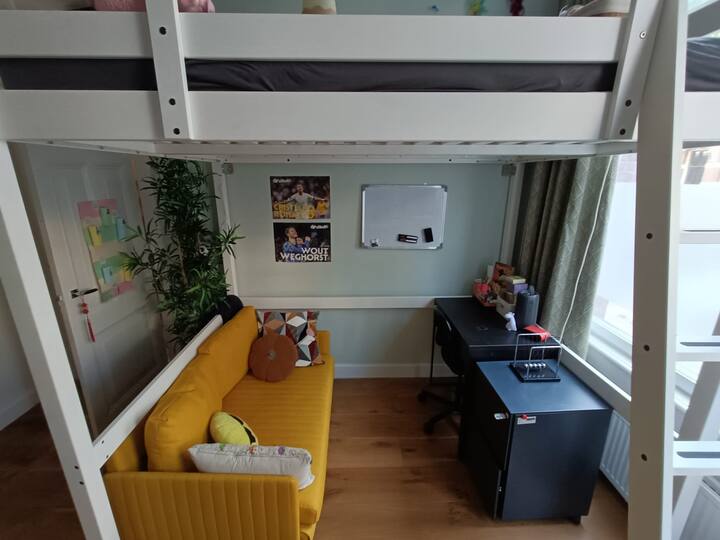 Makuuhuoneessa 2 on 1 kerrossänky, jonka leveys on 140 cm ja joka sopii 2 lapselle. Lapsille, jotka haluavat nukkua alakerrassa, on myös vuodesohva!