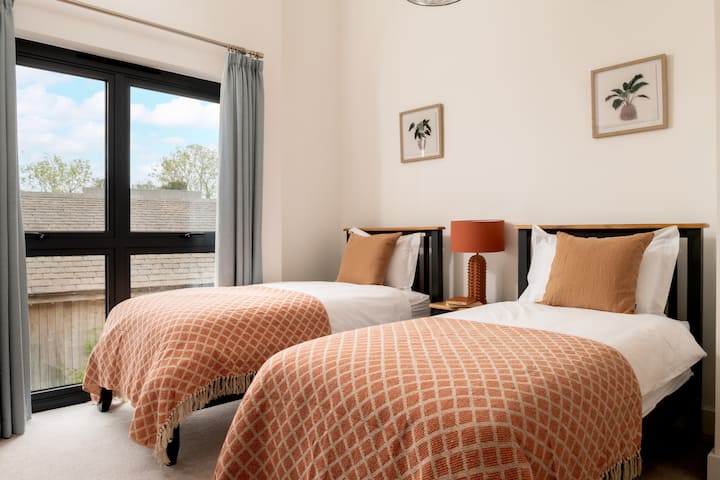 Parlaq əkiz yataq otağı üsluba və ya rahatlığa xələl gətirmədən uyğunlaşma təklif edir.