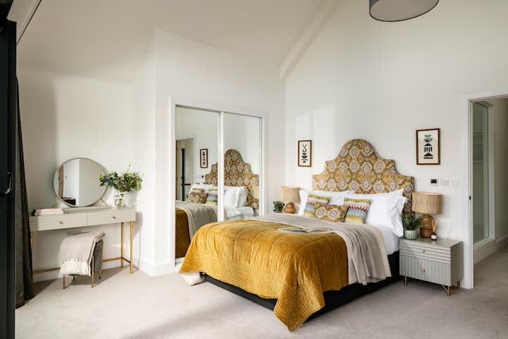 Yuxarı tərəfdə qızıl işığın töküldüyü gölə baxan dizaynlı əsas yataq otağı görəcəksiniz.