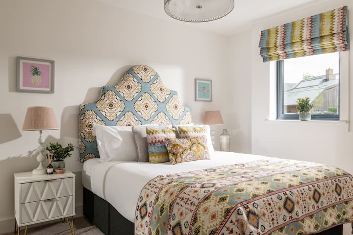 Aşağı mərtəbədə asan giriş, canlı dizayn və çoxlu təbii işıqdan faydalanan yataq otağımız var.