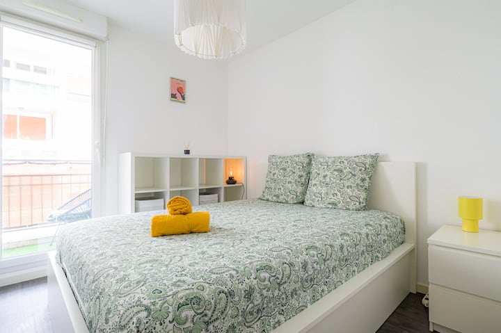 هذه الغرفة المشرقة والبسيطة تدعوك للاسترخاء. توفر النافذة الكبيرة إطلالات هادئة والكثير من الضوء الطبيعي، مما يجعلها مثالية للقراءة أو الاسترخاء في شمس الصباح.