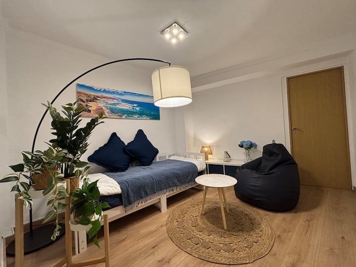 הפינה היא אזור שקט לנוח בו או לשמש כחדר שינה שלישי. כאן תמצאו מיטת יום שניתן להשתמש בה כמיטת יחיד או כמיטה זוגית. 