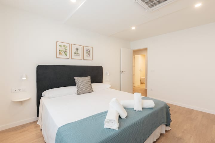 Одморете се длабоко во простран брачен кревет, со мека светлина и мирна атмосфера. Сѐ е осмислено да ја наполни вашата енергија и да направи да се чувствувате спокојно.