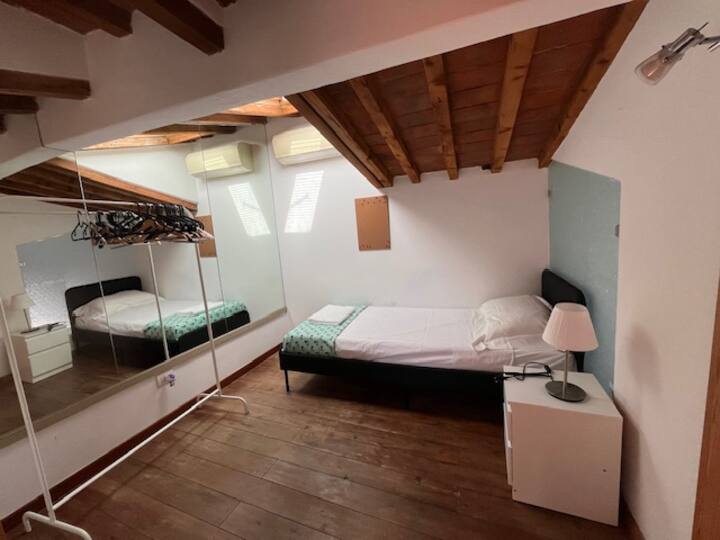 Единечна спална соба на горниот кат.