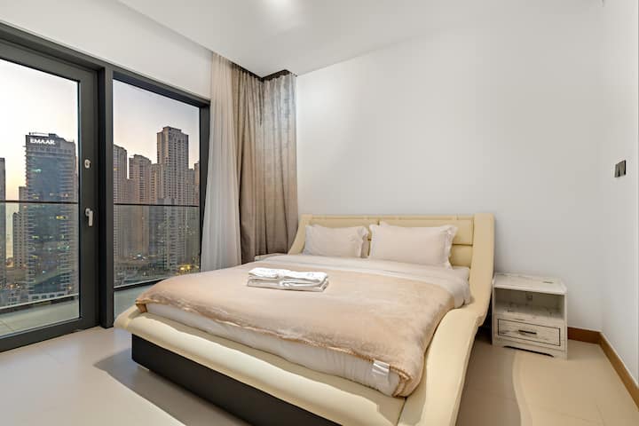 Spavaća soba: zapanjujući pogled na horizont iz elegantnog, modernog prostora za opuštanje i relaksaciju!