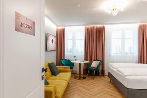 Successful Airbnb property: The secret courtyard / history outside the door in Innere Stadt