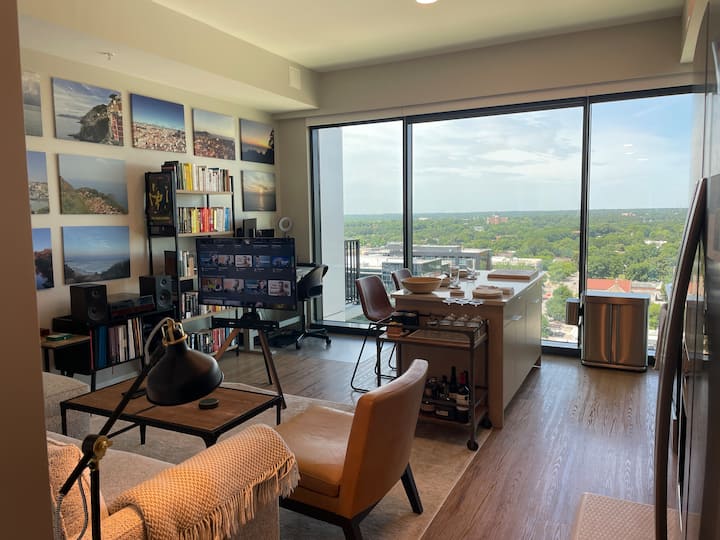 Luxury Penthouse Retreat | Top Floor | Sunset View - Raleigh, NC