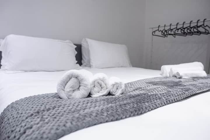 Удобен и удобен двоен кревет, опремен со мека постелнина и чисти крпи за да се обезбеди релаксирачки и удобен престој.