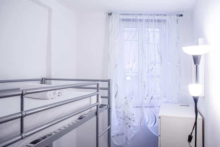 Светла соба со кревет на спрат, идеална за семејства или групи пријатели. Добро организирани простори и релаксирачка атмосфера за удобен престој.