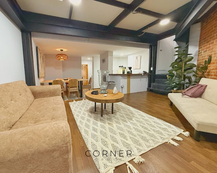 Удобна соба со индустриски и рустикален дизајн, идеална за опуштање и споделување посебни моменти