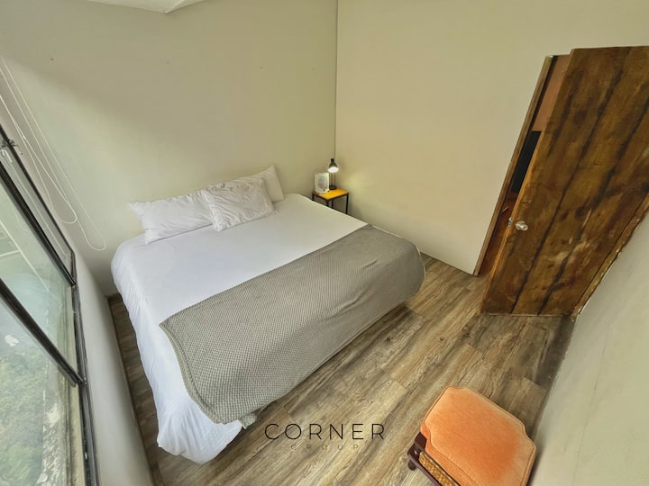 Удобноста и стилот се комбинираат во оваа соба, каде што брачниот кревет (широк 150-179 см) обезбедува пријатен престој