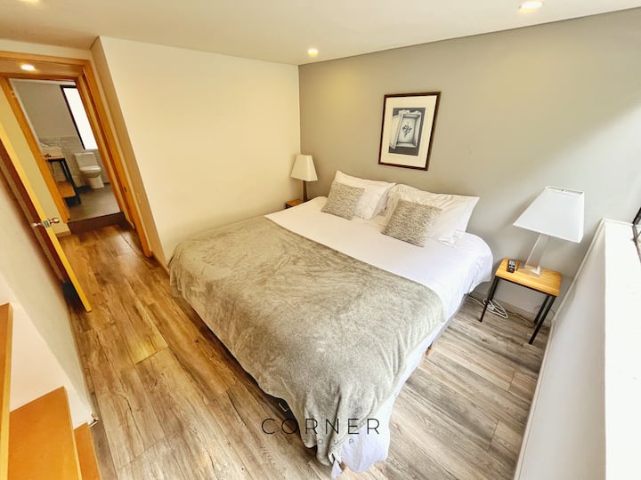 Оваа луксузна соба ве опкружува со удобност и елеганција