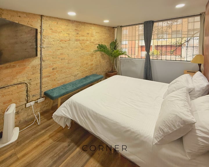 Оваа индустриска соба на допир ви нуди телевизор, ноќно шкафче со ламба, удобен простор за сместување на куферите, греење за ваша удобност и неверојатен брачен кревет (широк 150-179 см)