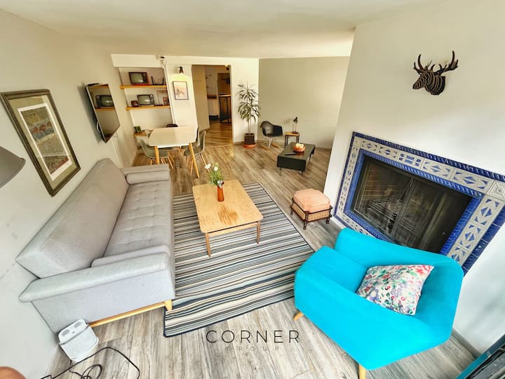 Со ретро пресврт, овој кауч нуди удобност и стил на едно место.