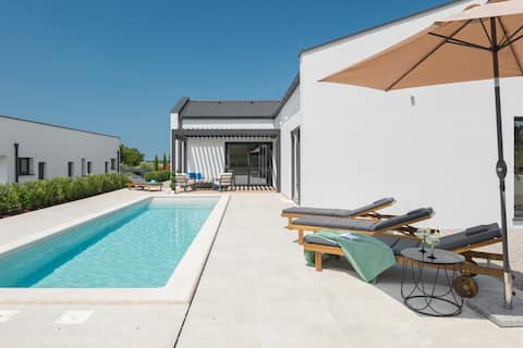 Private villa - heated outdoor pool and sauna