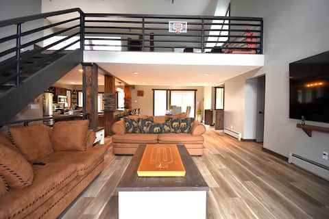 Spacious Log Home w/ Hot Tub – Private & Peaceful