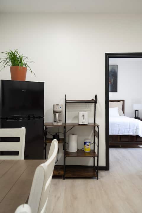 1BR Apartment | Modern Design | Near NYC | King Bd