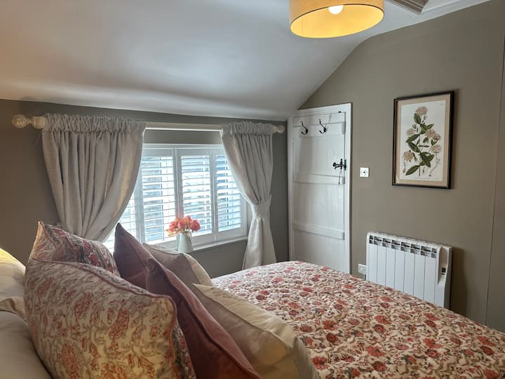 Მეორე საძინებელში დგას დიდი ზომის საწოლი. 100% ეგვიპტური ბამბის სატინის თეთრეული და ბუმბულის ბალიშები და საბანი. Ალტერნატიული ბალიშები და საბანი ხელმისაწვდომია მოთხოვნისამებრ. 