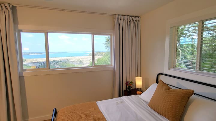 Mandhari ya kupendeza ya ziwa na korongo kutoka kwenye chumba cha kulala cha wageni.