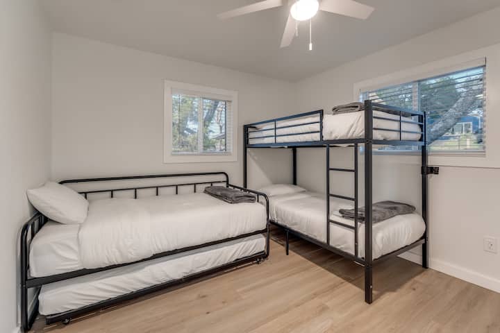 Chumba hiki cha kulala kina vitanda vinne pacha.