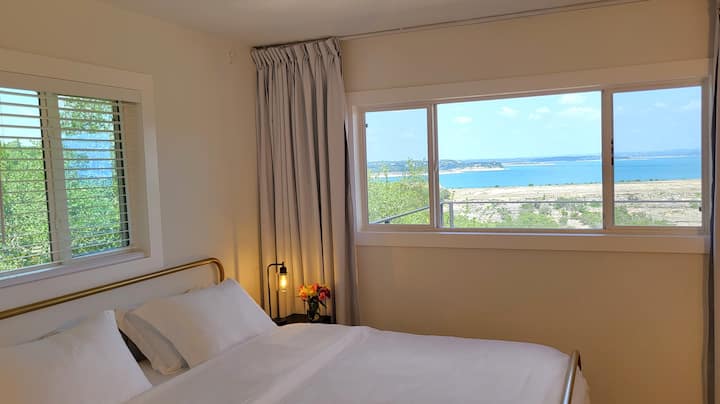 Chumba cha kulala cha msingi kina mandhari yake binafsi ya ziwa na korongo. Ina ensuite. Ina dawati linaloweza kuanguka na kiti kwa ajili ya kufanya kazi ukiwa mbali.