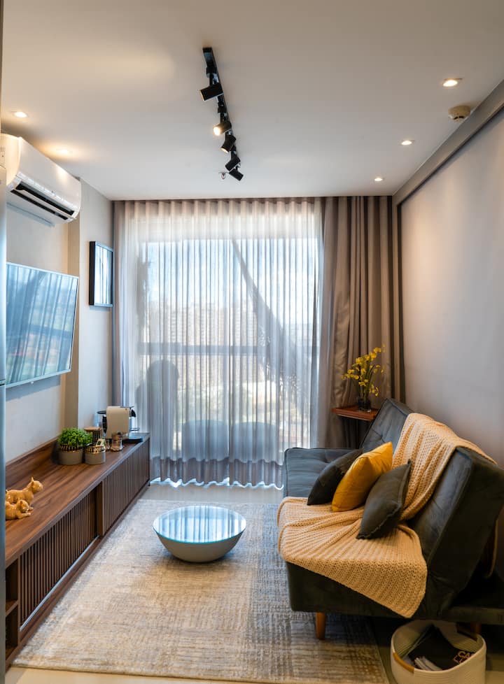 Acogedora habitación.
Proyecto de iluminación automatizado por comando de voz. TV de65pulgadas , Air y Persiana también automatizado, 
sofá cama, manta y revisor, Alexa, wifi, balcón integrado con cortina de vidrio, hamacas, pufs y jarrones con plantas decorativas.