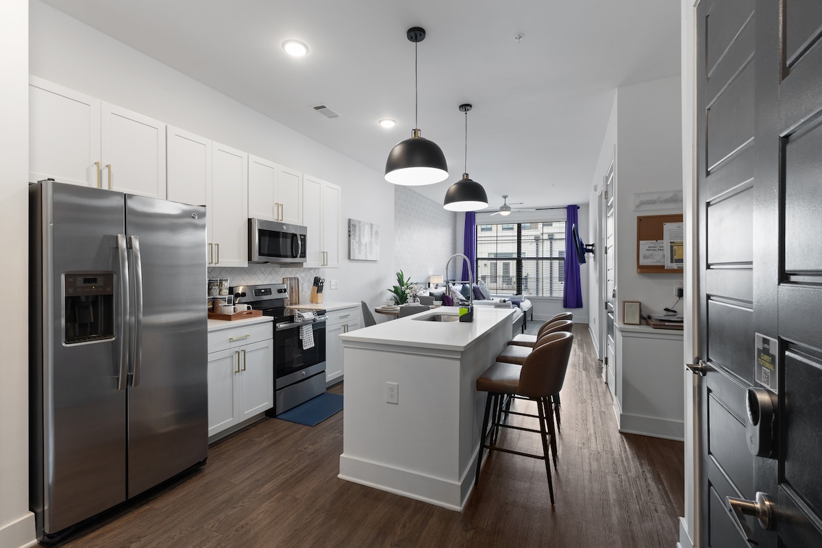 Popular Airbnb listing: SkyTop Retreat: Walk to Broadway,King &Queen beds! in Nashville / Davidson