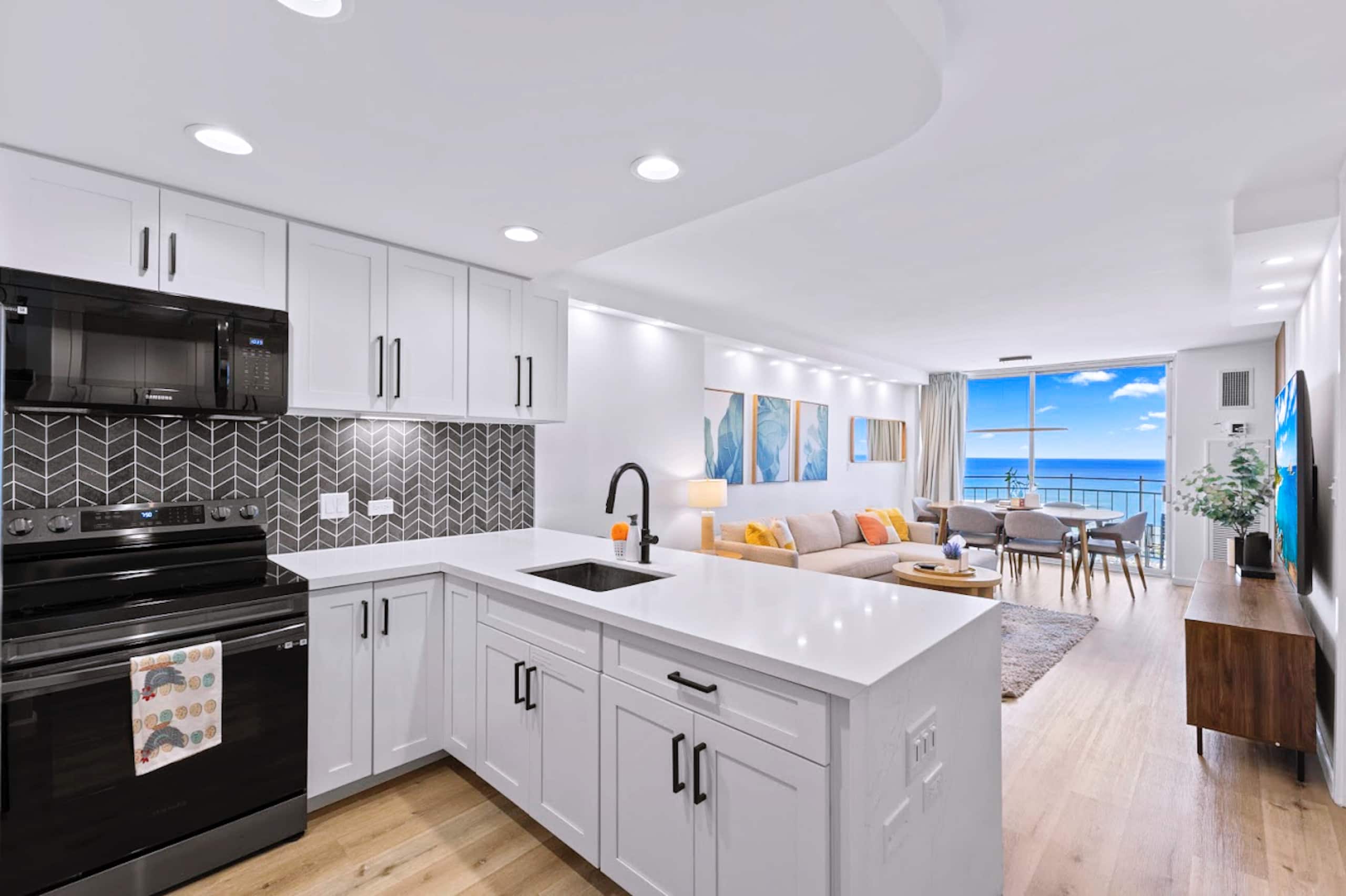 Top FL-Upscale Ocean View 1BR w/Free Parking - Image 12