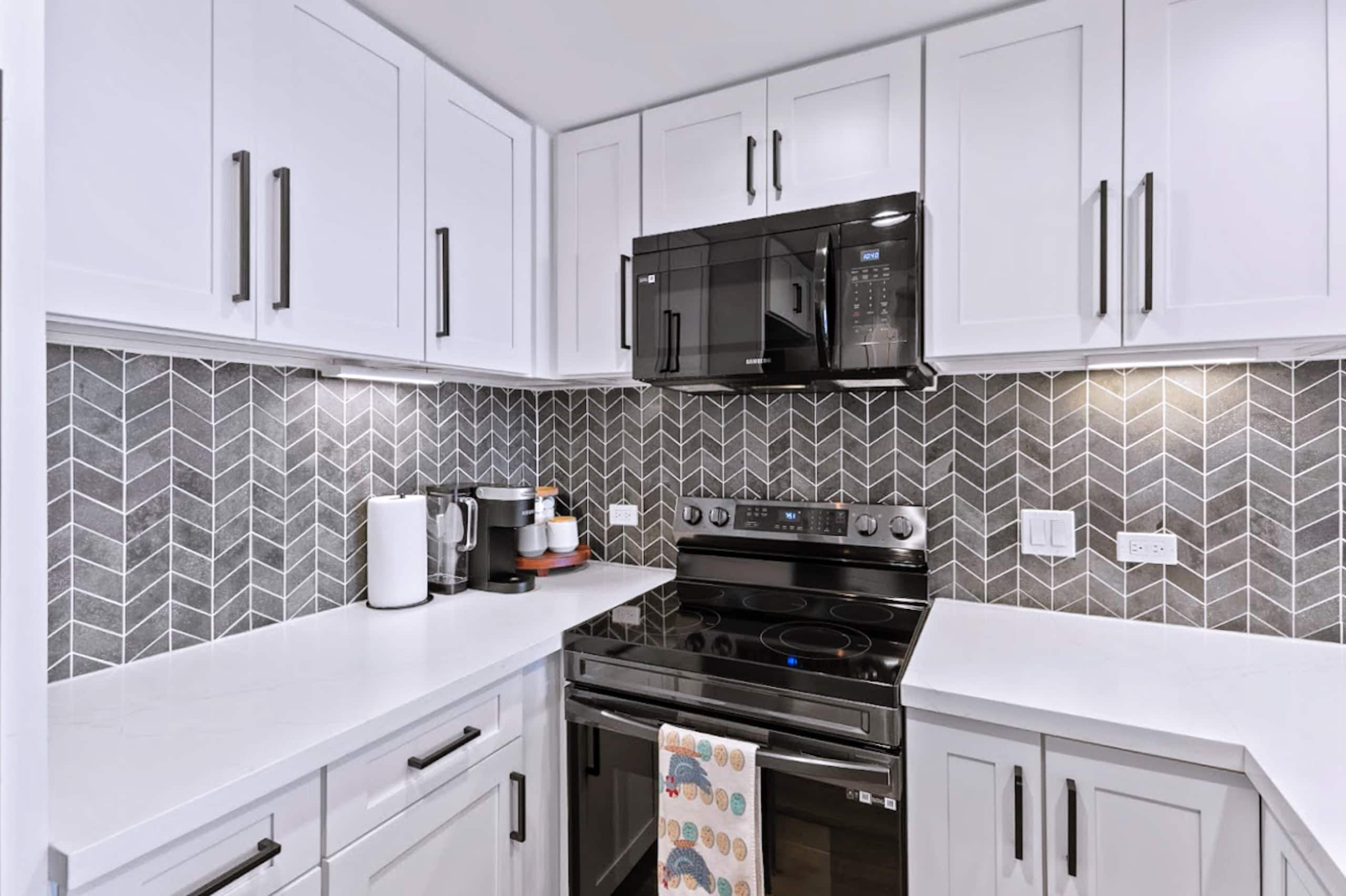 Top FL-Upscale Ocean View 1BR w/Free Parking - Image 17