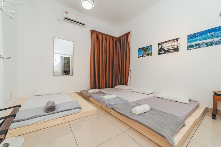 בחדר השינה 5 יש ארבעה מזרנים על הרצפה, והוא מצויד במזגן לנוחות נוספת. סידורי לינה נוחים לארבעה אורחים.