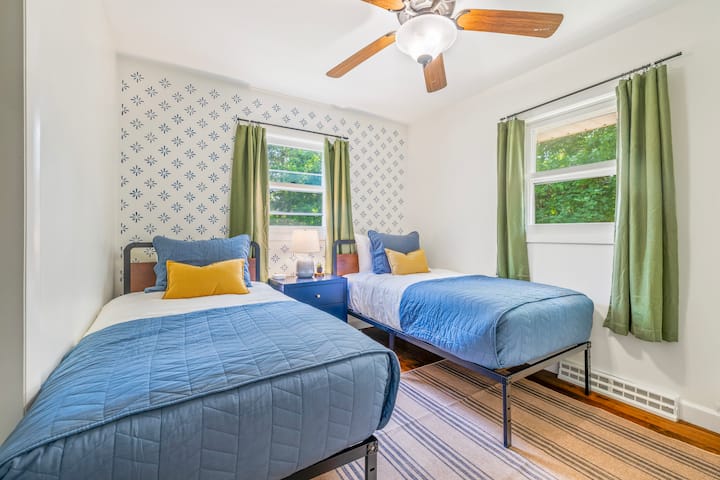 La configuración ideal para hermanos, primos o amigos: esta alegre habitación doble ofrece a los niños su propio espacio acogedor para recargar energías entre los juegos en el patio trasero y las aventuras en el lago.