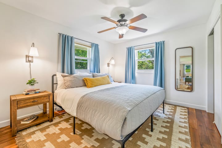Despiértate con energía en un dormitorio tranquilo con luz natural y sábanas de calidad hotelera, perfecto para una mañana de relax o una siesta por la tarde.