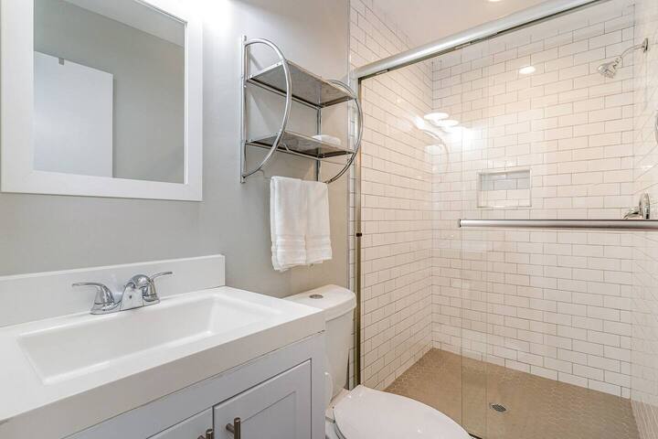 3 Units – Sleeps 24 – Mins. to Downtown/Airport gallery image 2