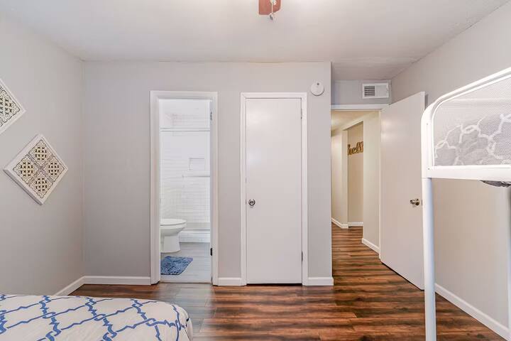 3 Units – Sleeps 24 – Mins. to Downtown/Airport gallery image 3